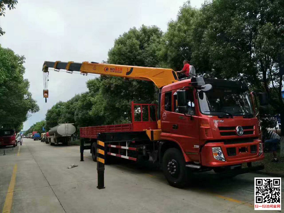 東風(fēng)御龍后八輪12噸隨車吊左前圖片