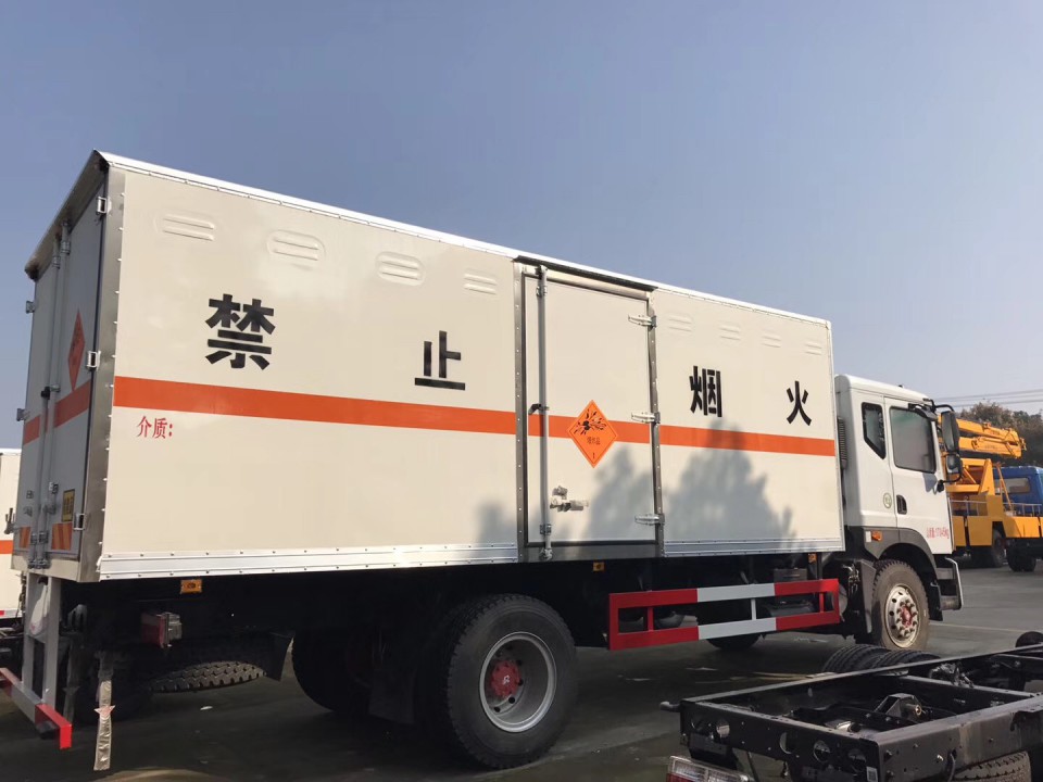 湖北程力東風(fēng)多利卡D9易燃?xì)怏w廂式氣瓶運(yùn)輸車(chē) (11)