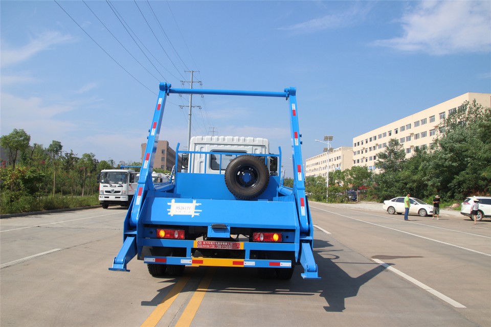 東風(fēng)T3湖北程力擺臂式垃圾車(chē) (4)